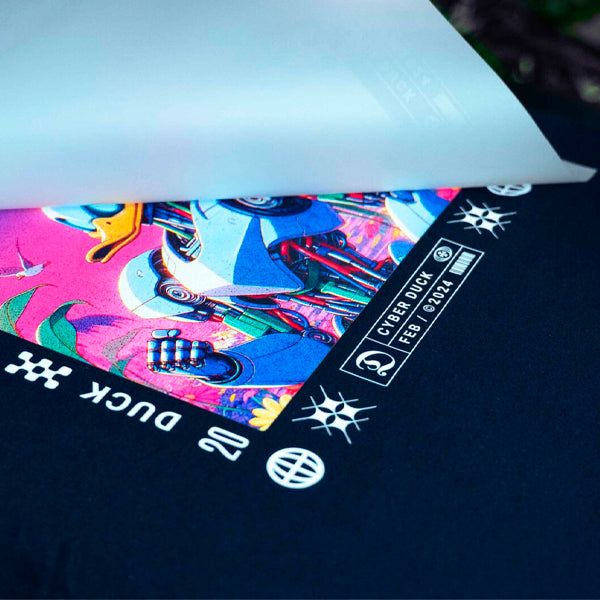 DTF-tulosteen suojakalvon irroitus.