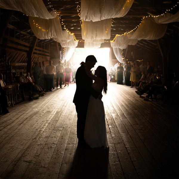 Hääkuvaus, pariskunta tanssimassa ladossa.