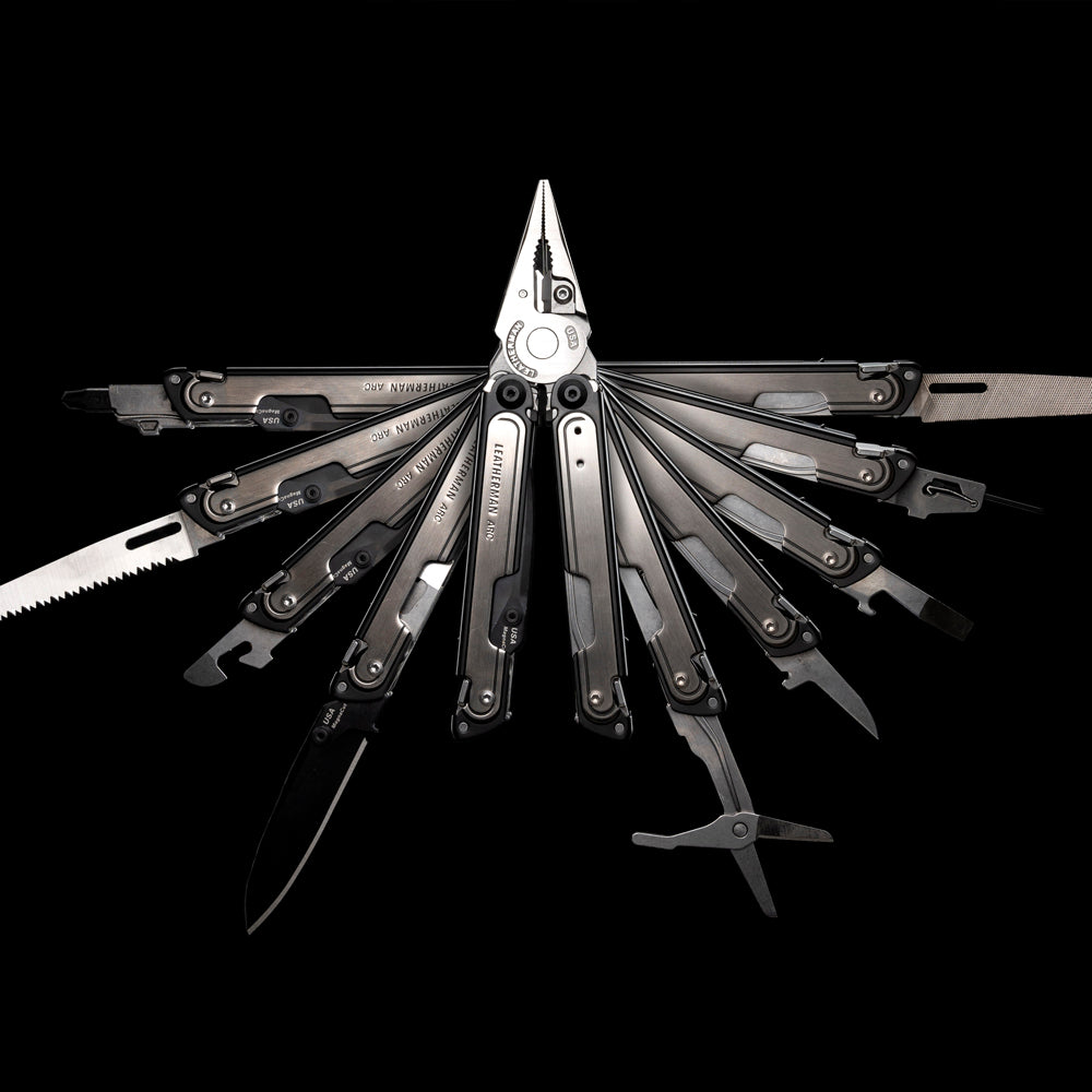 Leatherman Arc monitoimityökalu avattuna.