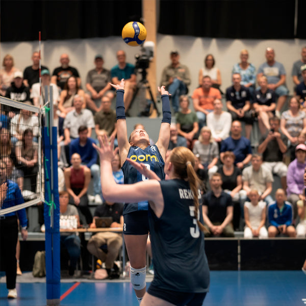 Urheilukuvauksen esittelykuva, jossa passari passaa palloa.